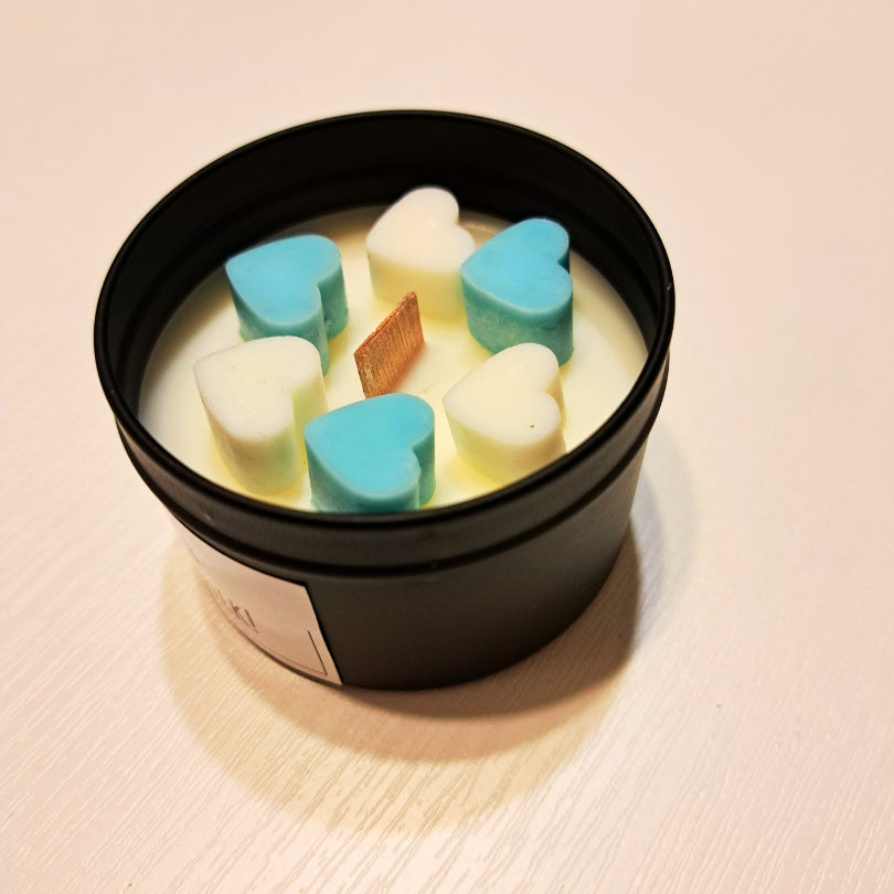 Personalizovaná svíčka se srdíčky a dřevěným knotem v černé plechovce