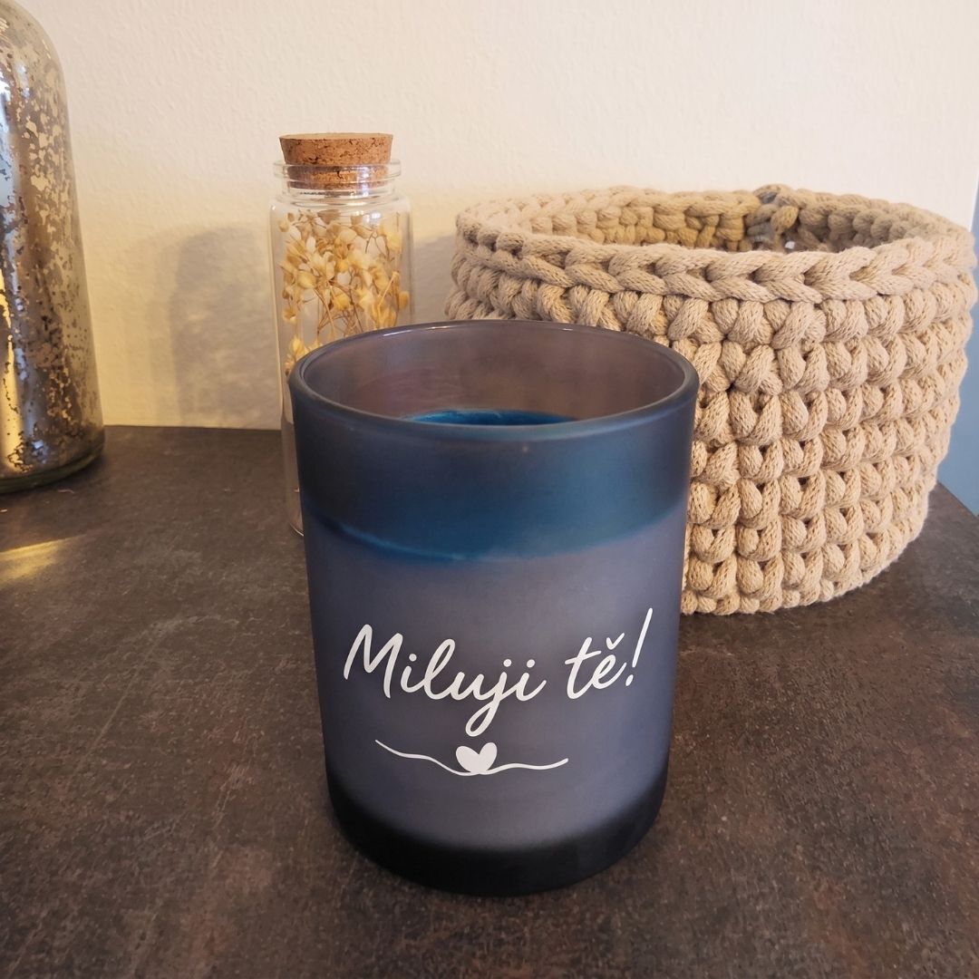 Ocean personalizovaná dekorativní svíčka bez víčka, s nápisem „Miluji tě!“, vedle háčkovaného košíku a lahvičky se sušenými květinami