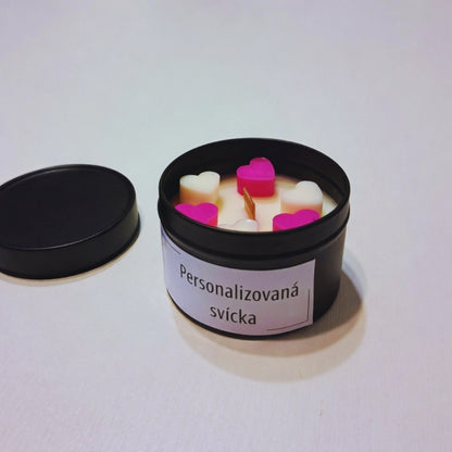 Personalizovaná svíčka se srdíčky a dřevěným knotem v černé plechovce
