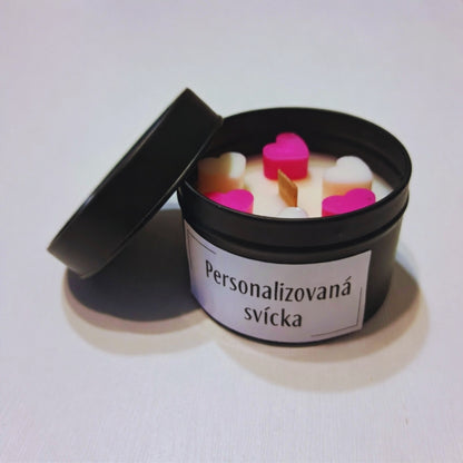 Personalizovaná svíčka se srdíčky a dřevěným knotem v černé plechovce