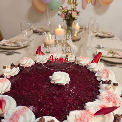 Personalizovaný akrylový zápich s nápisem „Happy birthday Anna“ na malinovém dortu na slavnostním stole