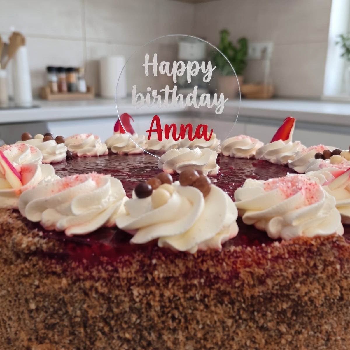 Akrylový zápich s nápisem „Happy birthday Anna“ na dortu se šlehačkovými ozdobami