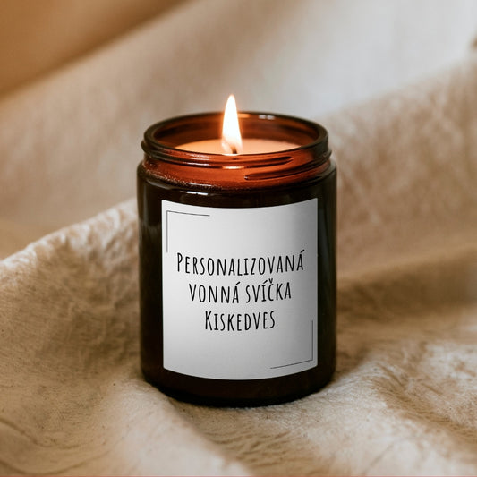 Hořící sójová svíčka Kiskedves v hnědé sklenici se štítkem „Personalizovaná vonná svíčka Kiskedves“
