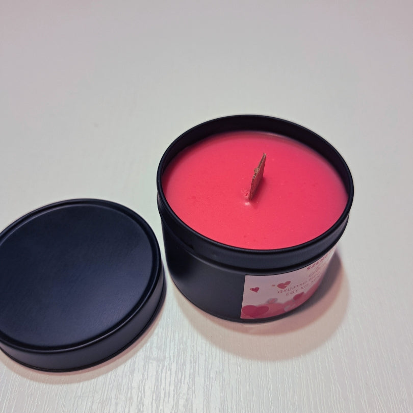 Personalizovaná svíčka na Valentýna v černé kovové dóze