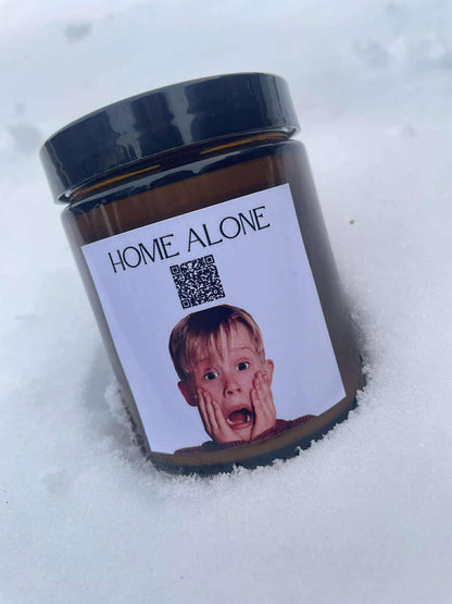 Vánoční svíčka „Melodická“ Kiskedves ve sněhu, na etiketě QR kód a nápis Home Alone